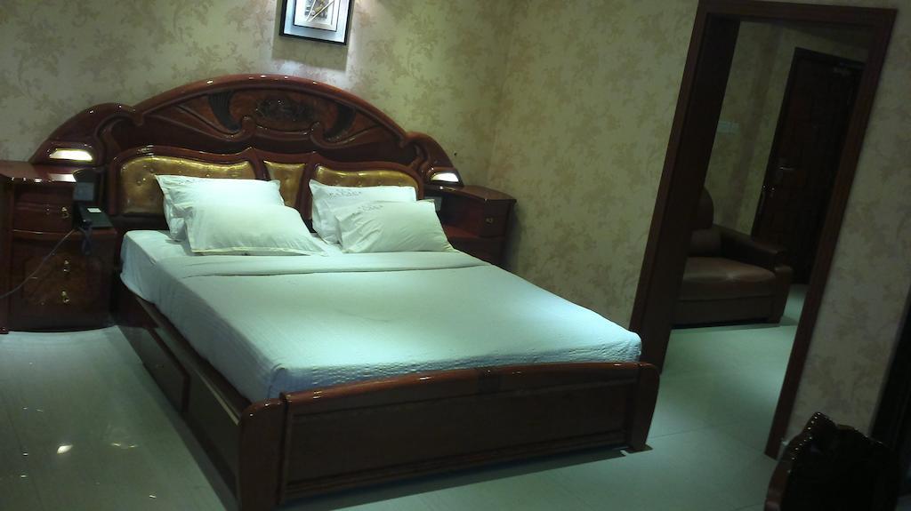 Hotel Sea Palace Колам Стая снимка